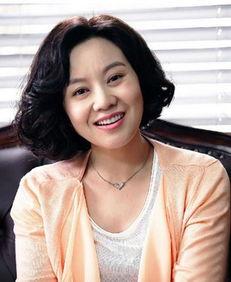 娱乐吃瓜妹闫妮是谁扮演的,揭秘幕后喜剧女神